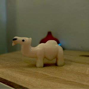 Beige/white marble camel